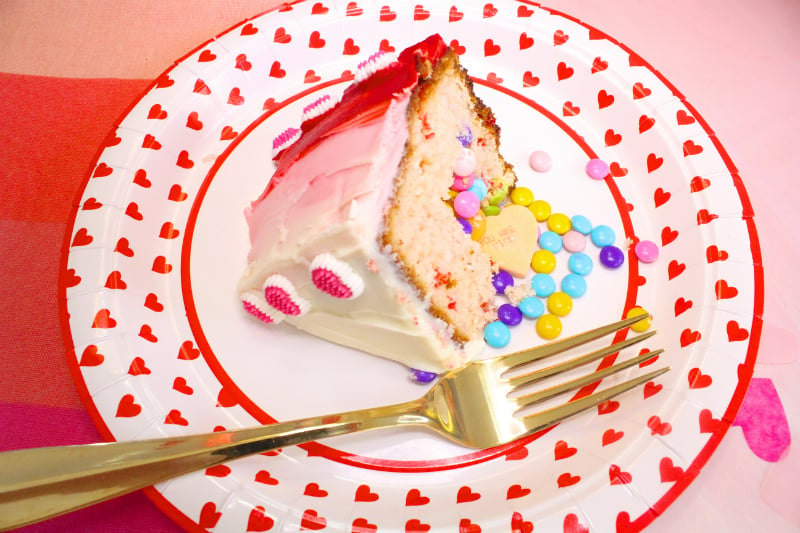 VALENTINES-DAY-OMBRE-HEART-PINATA-CAKE-6