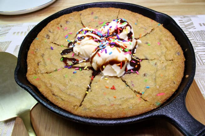 Chocolate-Chip-Cookie-Pizza