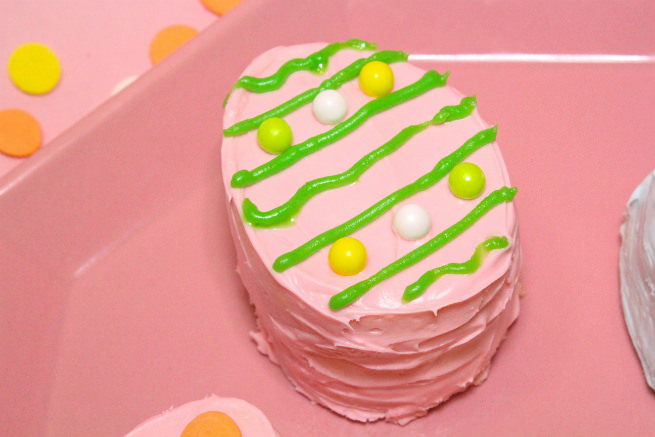 No-Bake-Mini-Easter-Egg-Pinata-Cakes-9