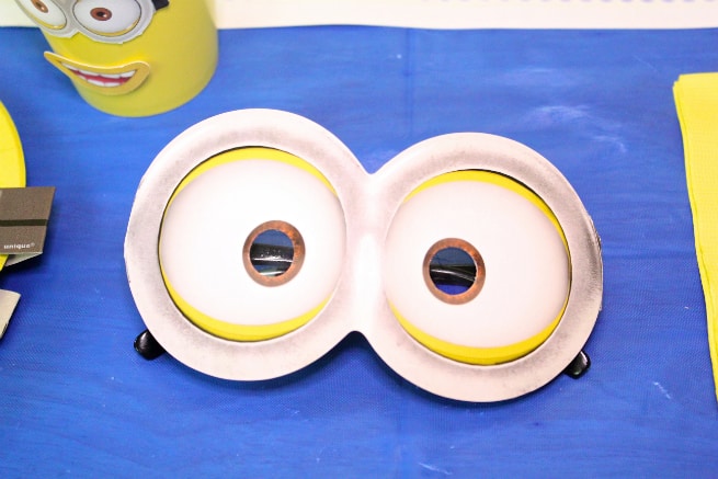 DIY-MINIONS-PARTY-goggles-2