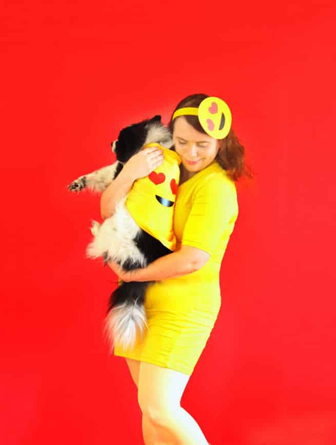 DIY-Emoji-Halloween-Costume-Ladies-Dogs-2