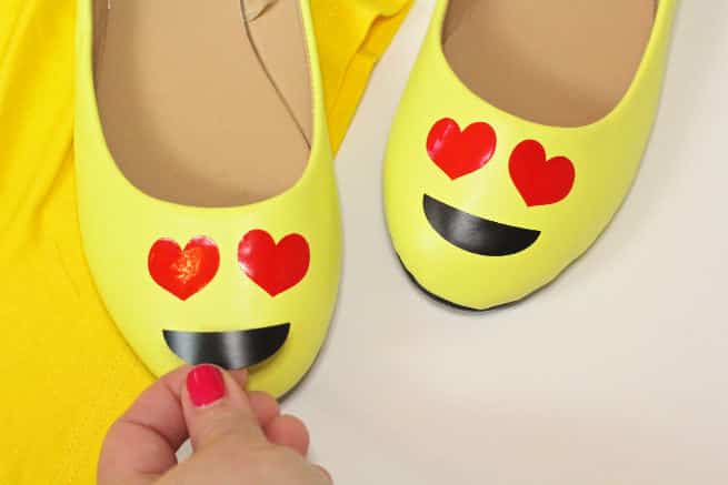 DIY-Emoji-Halloween-Costume-Shoes-Step-2