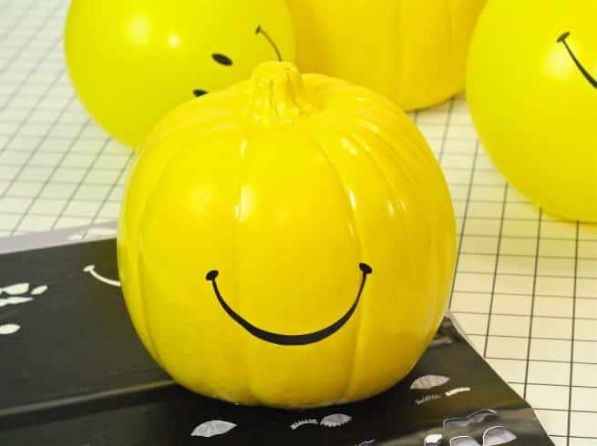 DIY-Smiley-Face-Halloween-Pumpkins-Step-3